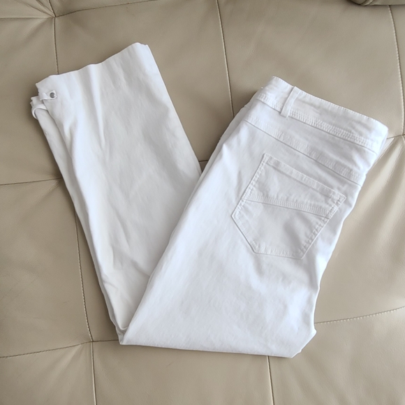 laura petites Pants - Free w/purchase Laura Petites white capris